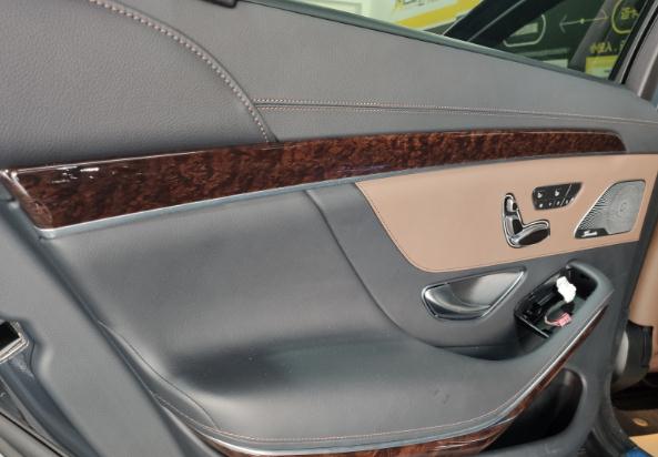 汽车侧门木饰面装饰.jpg 汽车侧门木饰面装饰.jpg