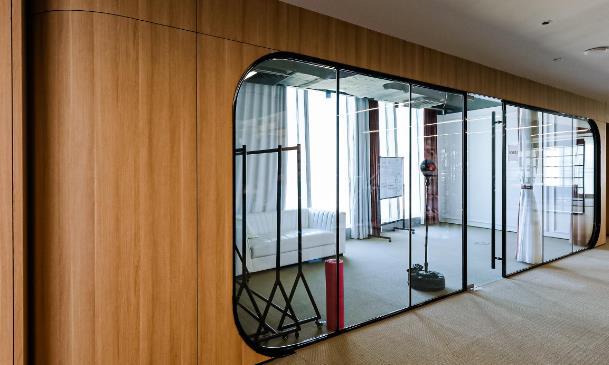 木饰面和金属玻璃完美组合.jpg 木饰面和金属玻璃完美组合.jpg